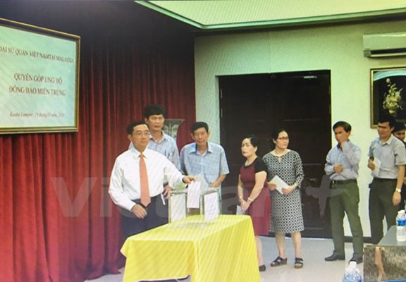 Người Việt tại Malaysia quyên góp, ủng hộ đồng bào miền Trung