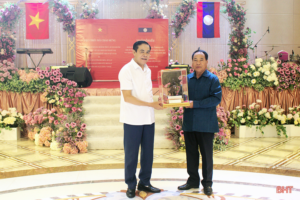 Thứ trưởng Bộ Quốc phòng Lào gặp mặt thân mật đoàn công tác tỉnh Hà Tĩnh