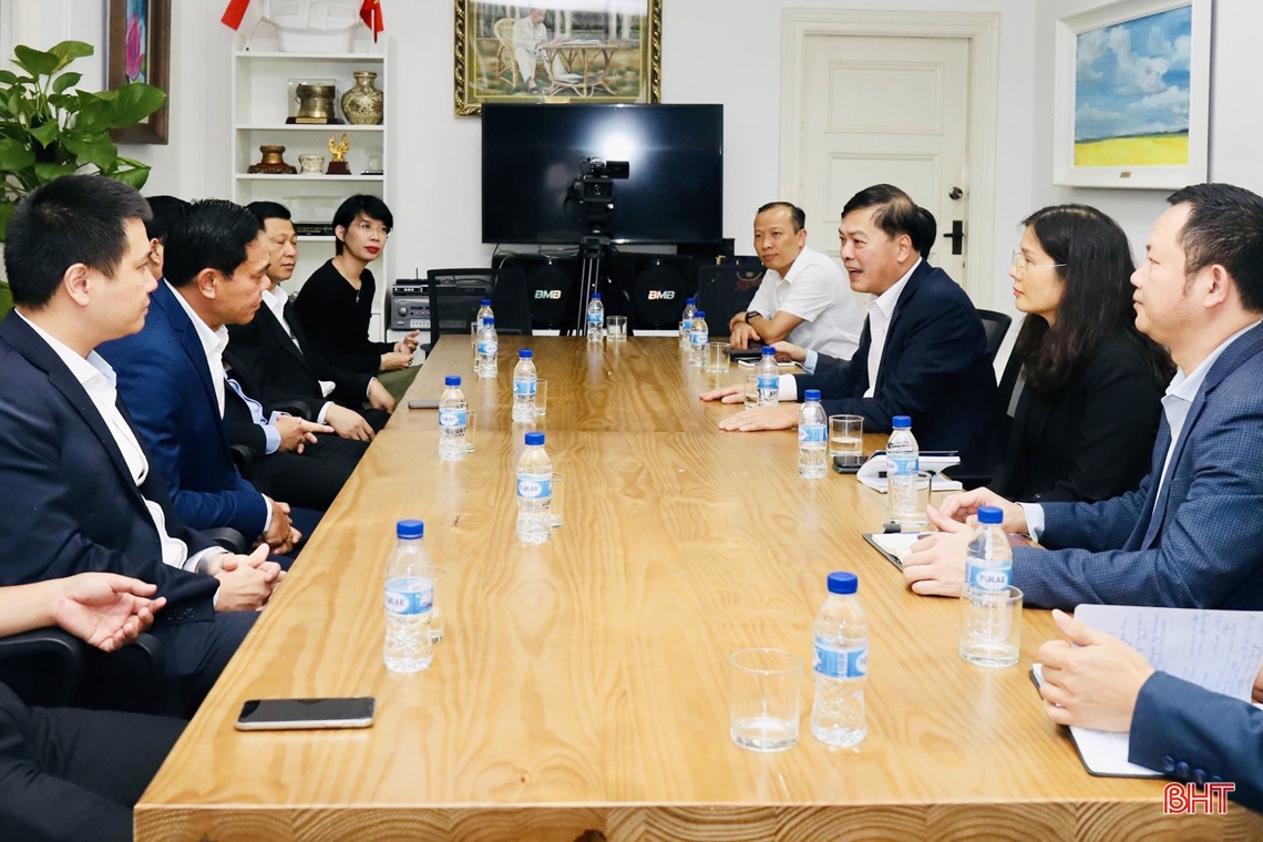 Chủ tịch UBND tỉnh Hà Tĩnh làm việc với Đại sứ quán Việt Nam tại Singapore và gặp gỡ các nhà đầu tư nước ngoài