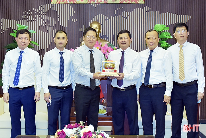 Tổng Lãnh sự quán CHDCND Lào chào xã giao lãnh đạo Hà Tĩnh