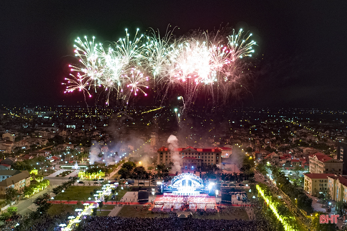 Mãn nhãn màn bắn pháo hoa tại thành phố Hà Tĩnh