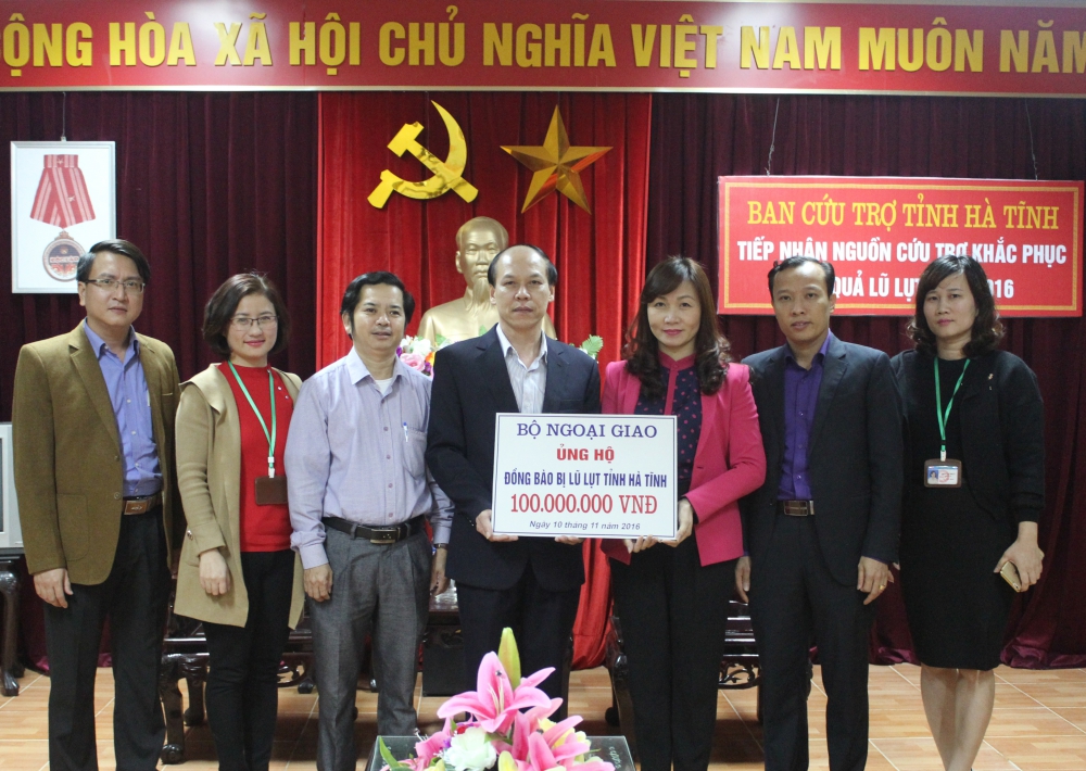 Bộ Ngoại giao ủng hộ 100 triệu đồng cho nhân dân vùng lũ Hà Tĩnh