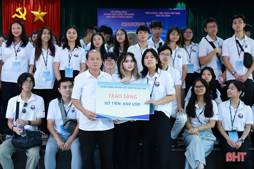 Đoàn đại biểu Trại hè Việt Nam dâng hương, tặng quà ở Ngã ba Đồng Lộc