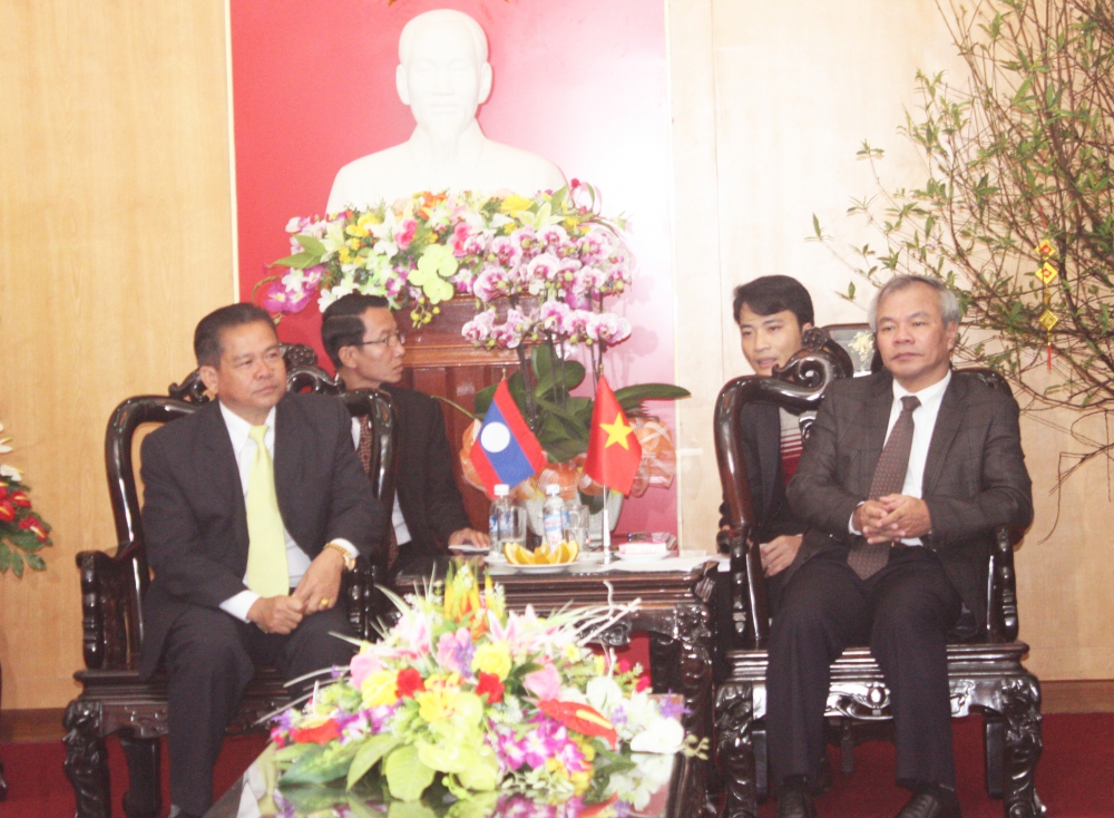 Đoàn công tác tỉnh Khăm Muộn chúc Tết Đảng bộ và nhân dân Hà Tĩnh