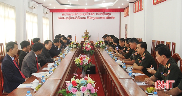 Đoàn công tác của tỉnh sang tiếp nhận hài cốt Liệt sỹ, chuyên gia quân tình nguyện tại Lào về nước