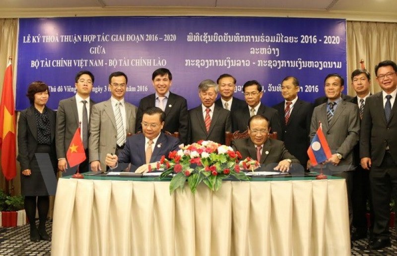 Việt Nam và Lào ký thỏa thuận tăng cường hợp tác tài chính