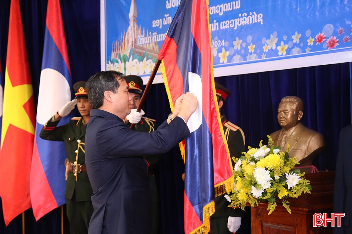 Bí thư Tỉnh ủy Hà Tĩnh trao huân chương cho tập thể, cá nhân lãnh đạo tỉnh Bolikhămxay