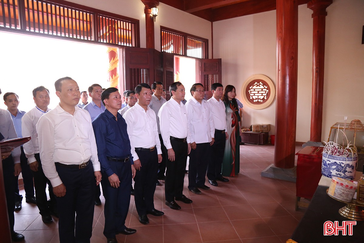 Lãnh đạo Hà Tĩnh dâng hương tưởng niệm các liệt sỹ quân tình nguyện, chuyên gia Việt Nam hy sinh tại Lào