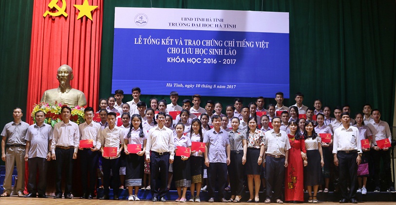 Đại học Hà Tĩnh tổng kết và trao chứng chỉ tiếng Việt cho sinh viên Lào