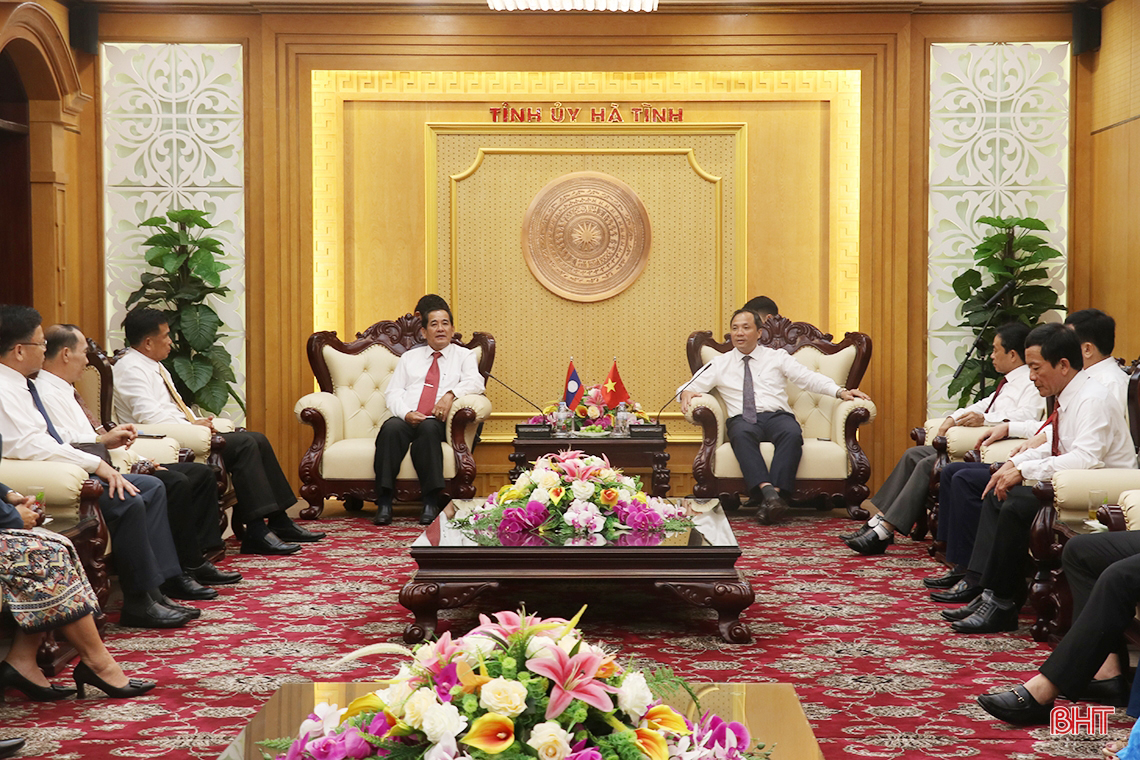 Đoàn đại biểu Hội đồng nhân dân tỉnh Bolikhămxay chào xã giao lãnh đạo Hà Tĩnh