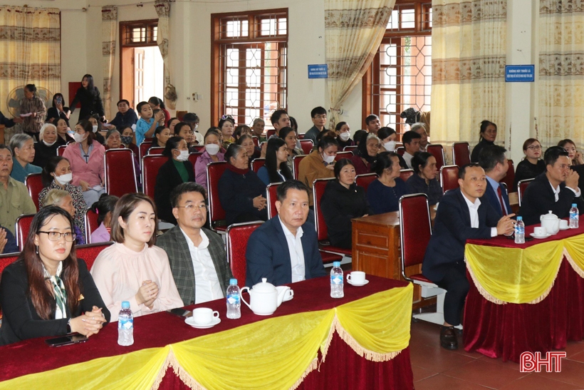 Kiều bào Hungary tặng quà tết cho người dân Nghi Xuân