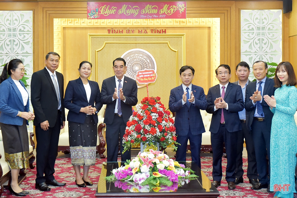 Đoàn công tác tỉnh Savannakhet chúc tết cổ truyền Đảng bộ, Chính quyền, Nhân dân Hà Tĩnh