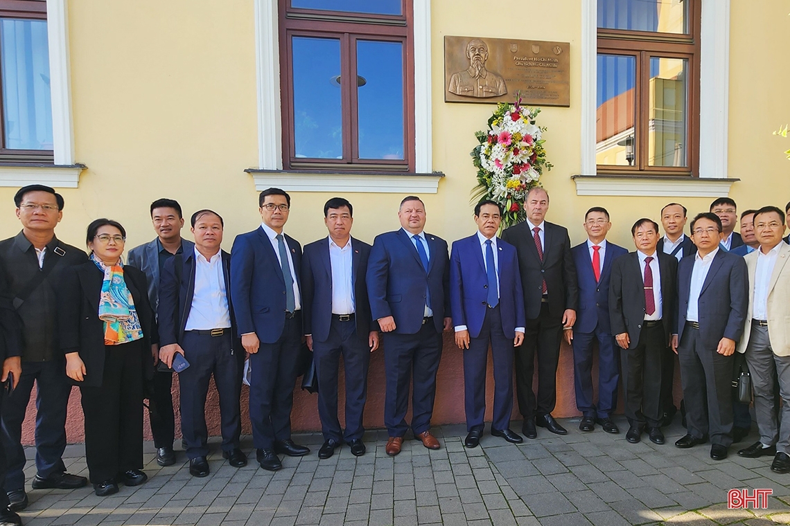 Đoàn công tác Hà Tĩnh thăm nơi lưu giữ nhiều kỷ vật về Chủ tịch Hồ Chí Minh tại Slovakia
