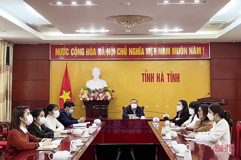 Tại điểm cầu Hà Tĩnh, Giám đốc Sở Ngoại vụ Thái Phúc Sơn chủ trì hội nghị.