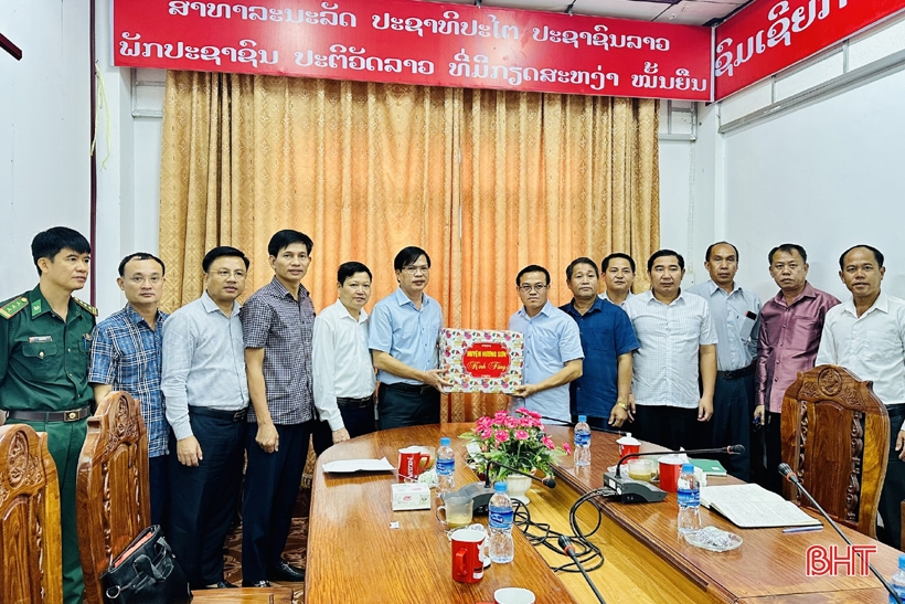 Huyện biên giới Hà Tĩnh hỗ trợ hơn 100 triệu đồng giúp địa phương của Lào khắc phục hậu quả thiên tai