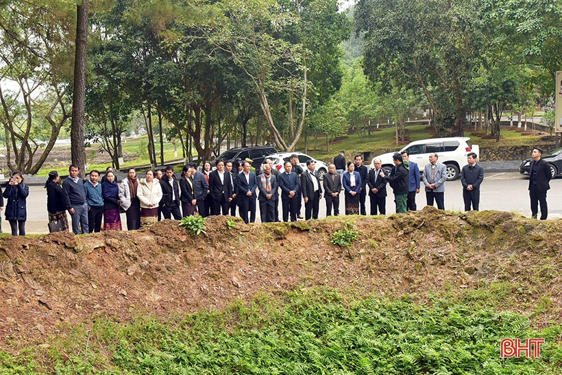 Đoàn đại biểu Quốc hội Lào dâng hương tại Khu di tích Ngã ba Đồng Lộc