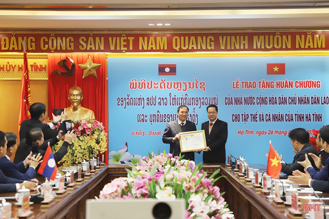 Trao Huân chương Lao động hạng Nhất của Nhà nước Lào cho tỉnh Hà Tĩnh
