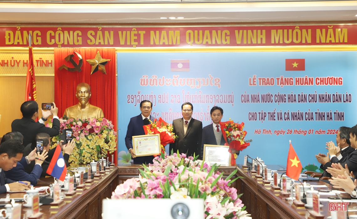 Trao Huân chương Lao động hạng Nhất của Nhà nước Lào cho tỉnh Hà Tĩnh