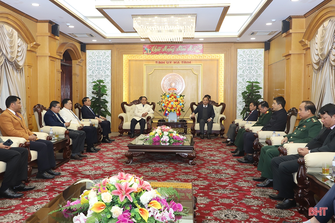 Lãnh đạo tỉnh Savannakhet chúc tết Đảng bộ, chính quyền và Nhân dân Hà Tĩnh