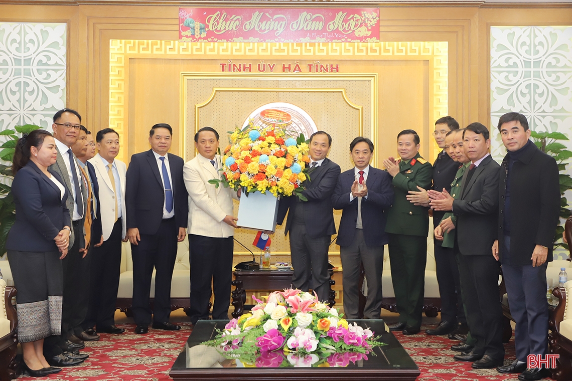 Lãnh đạo tỉnh Savannakhet chúc tết Đảng bộ, chính quyền và Nhân dân Hà Tĩnh